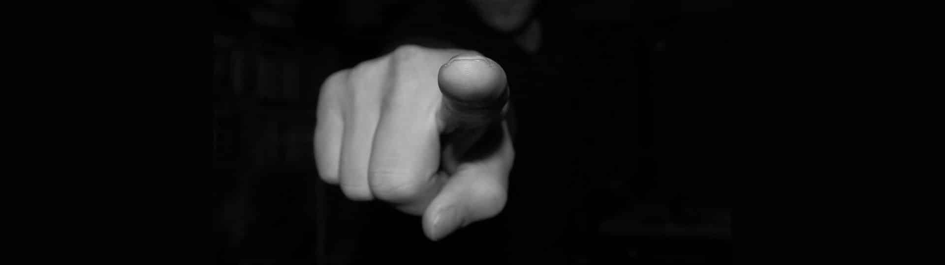 ACUSADO-O-ACUSADA-DE-UN-DELITO-Persona-acusando-de-un-delito